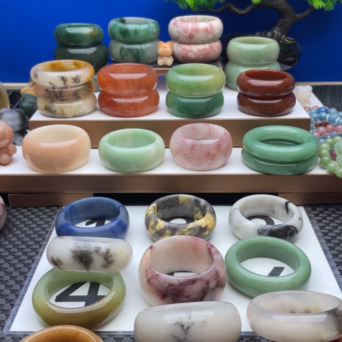 婉***儿石英质玉未镶嵌手镯