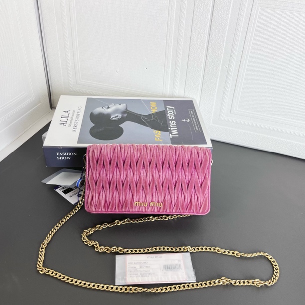 95新 MIU MIU/缪缪 95新 粉色丝绒链条斜挎包