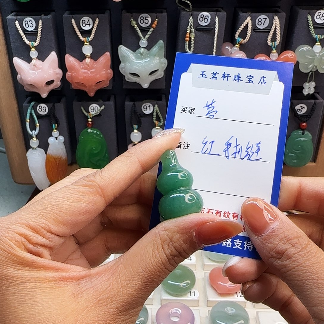 石英质玉未镶嵌颈饰