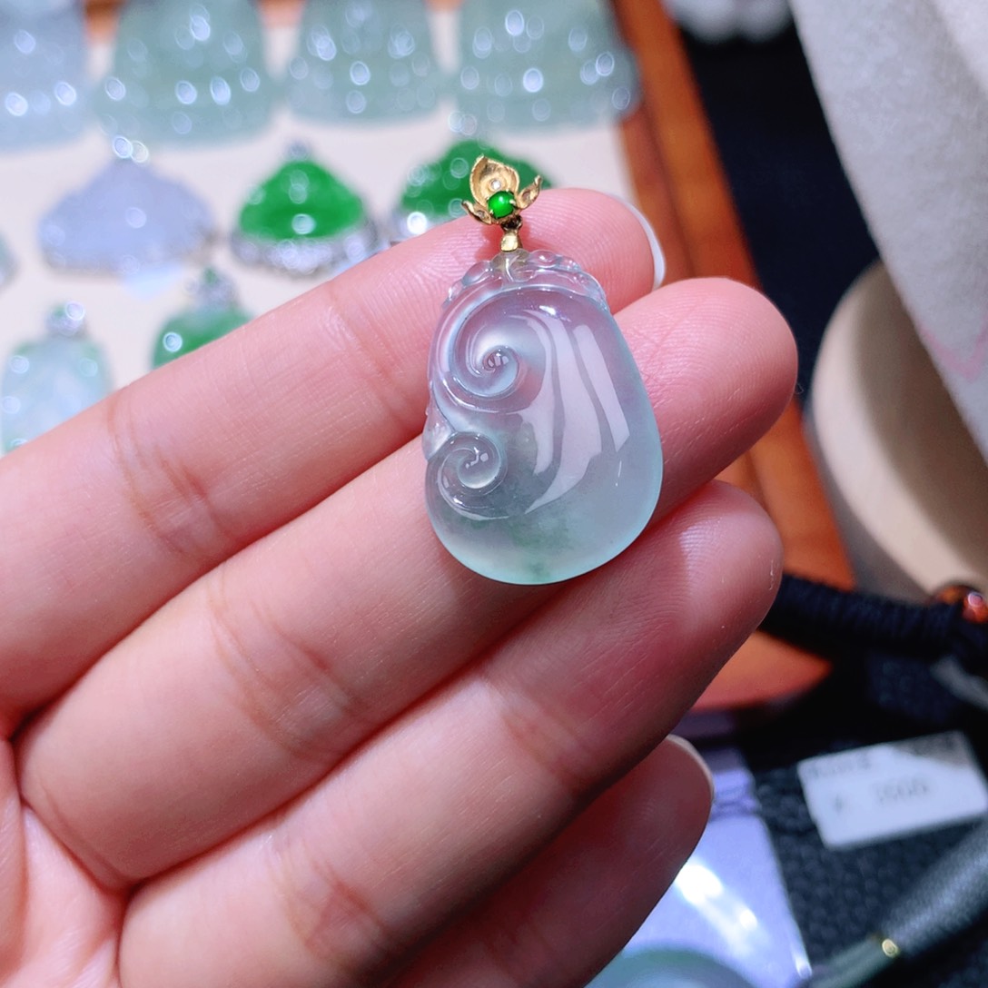 颈饰18K金镶嵌翡翠如意