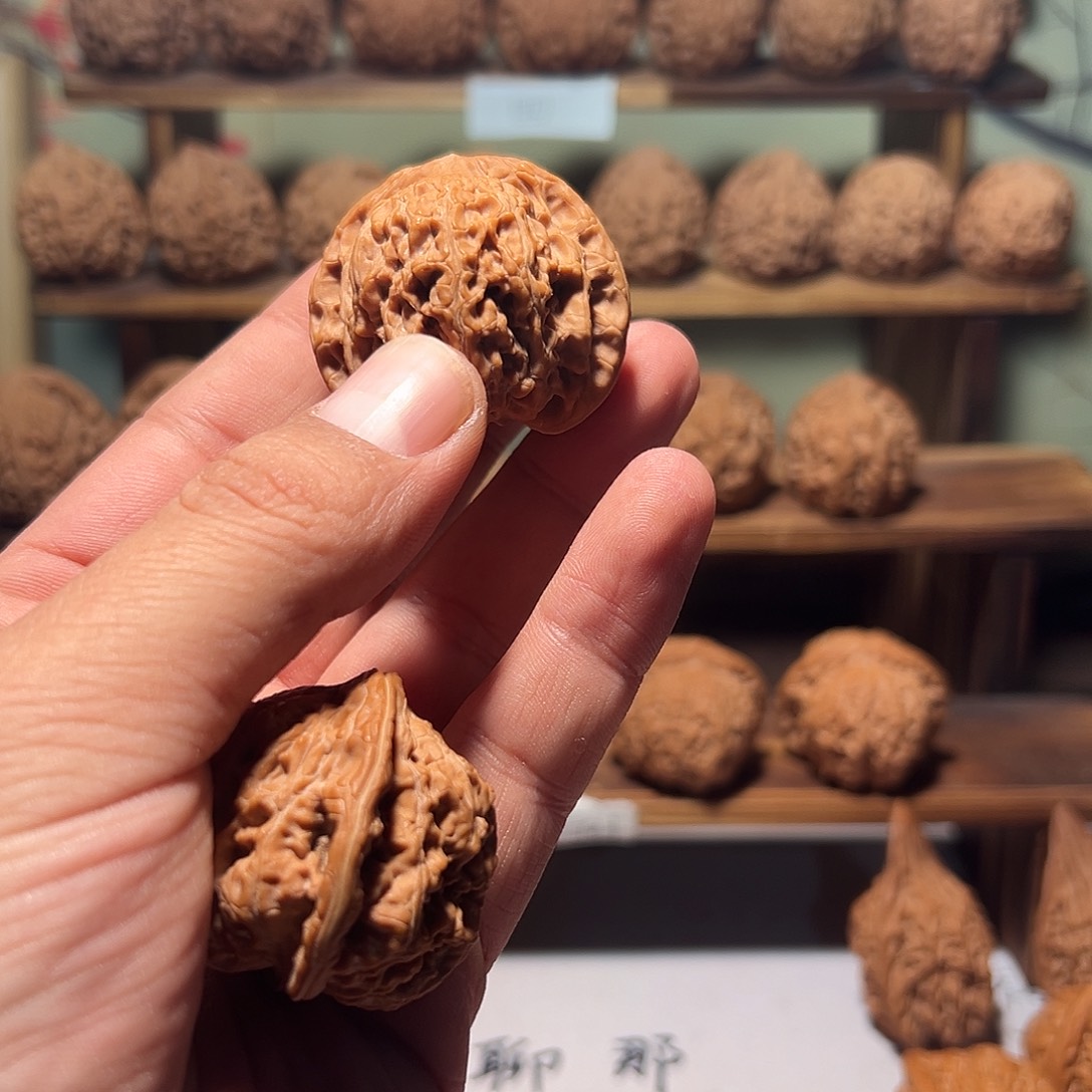 べ**ジ文玩核桃，龙洞核桃