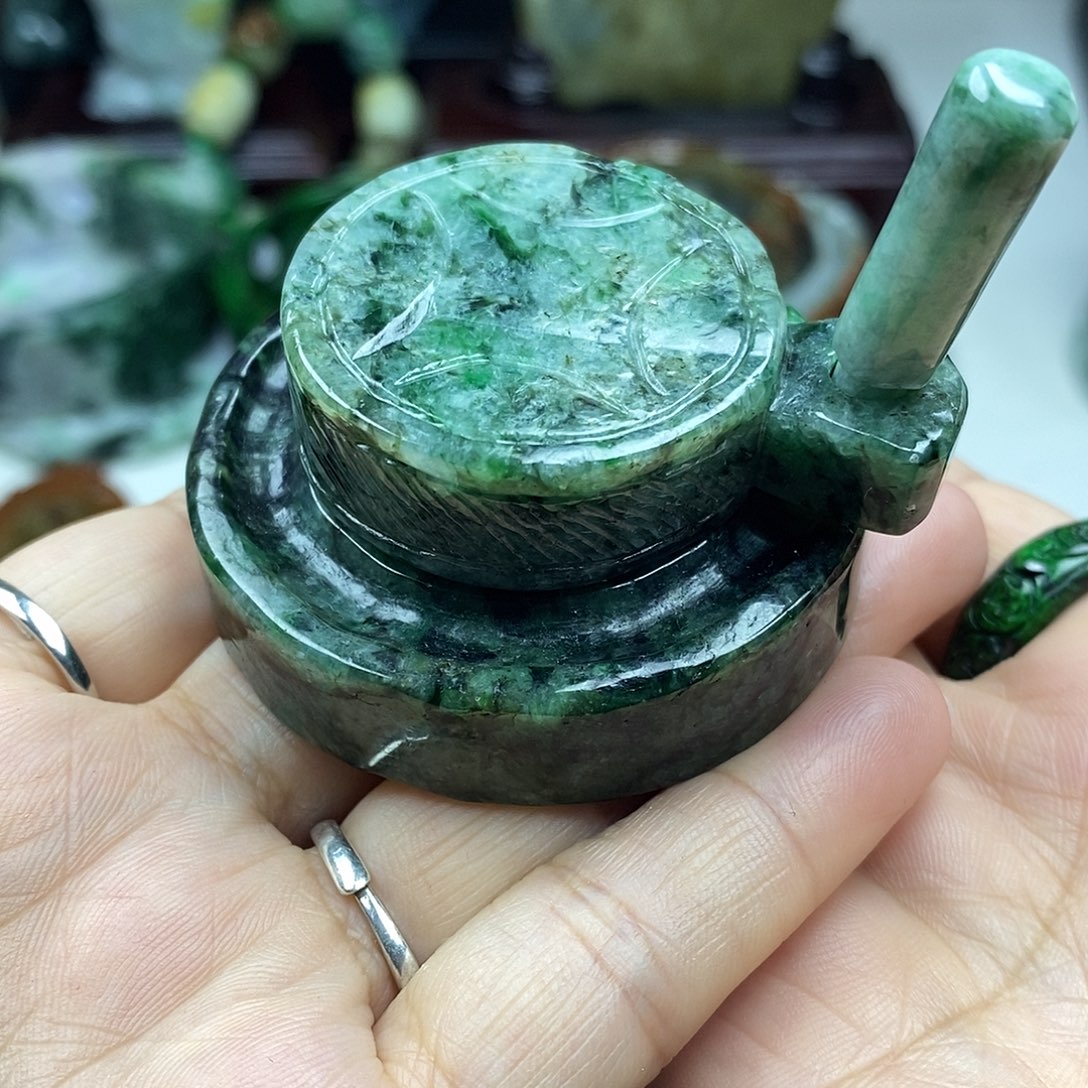 颈饰未镶嵌翡翠磨盘摆件