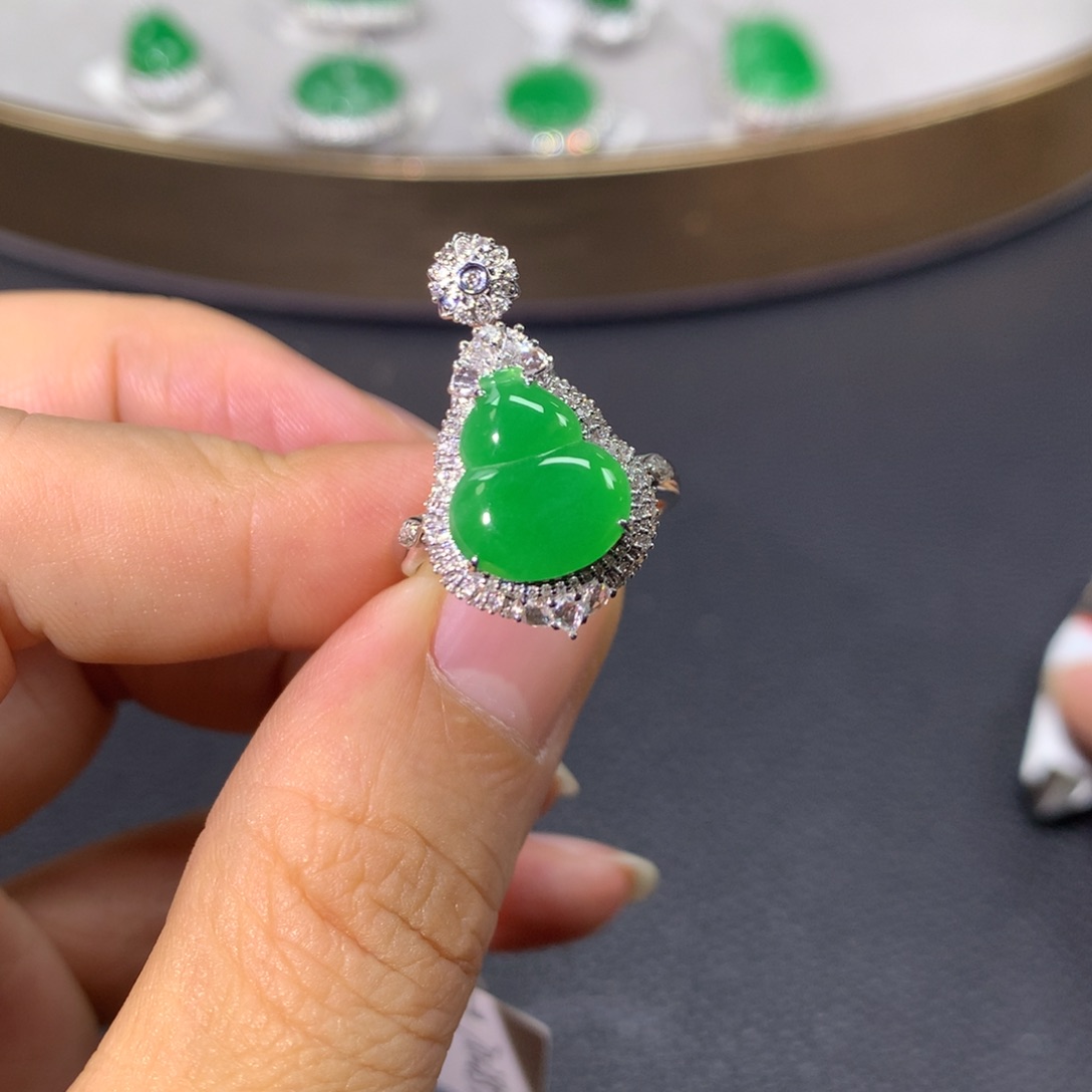 翡翠戒指18K金镶嵌翡翠