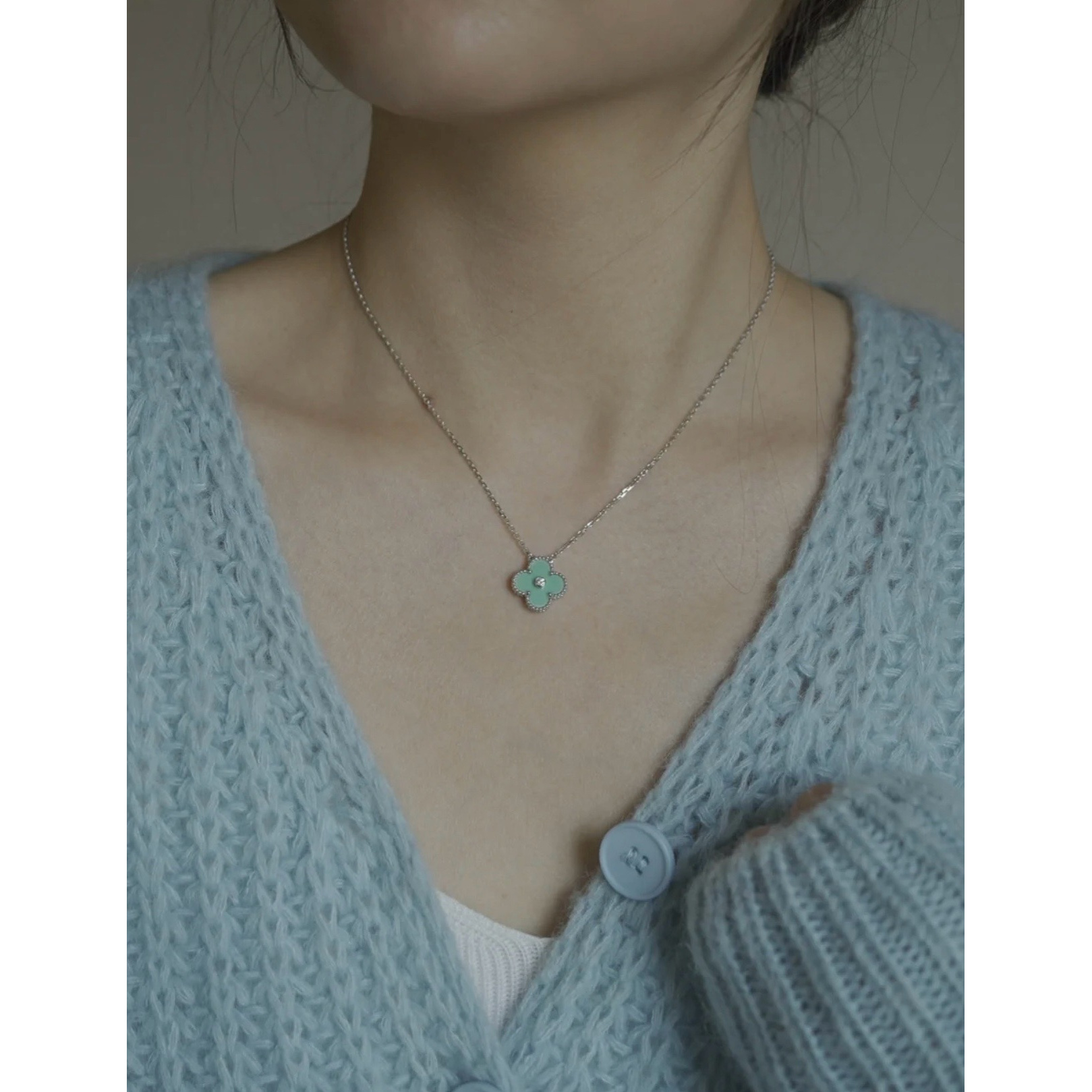 SIA【圣诞单花】时尚气质蓝色轻奢时尚 V3围巾