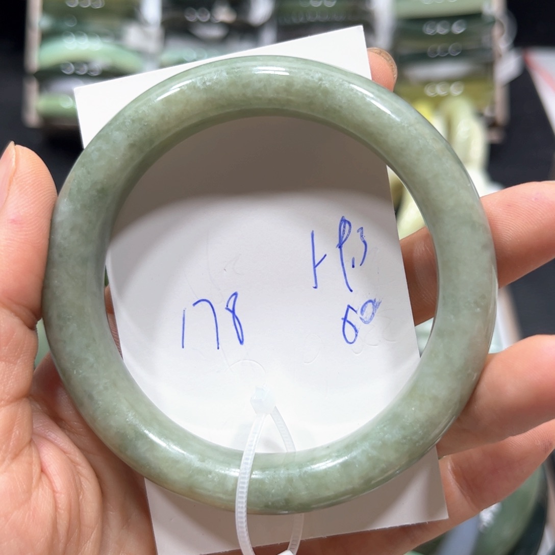 和田玉手镯未镶嵌微瑕