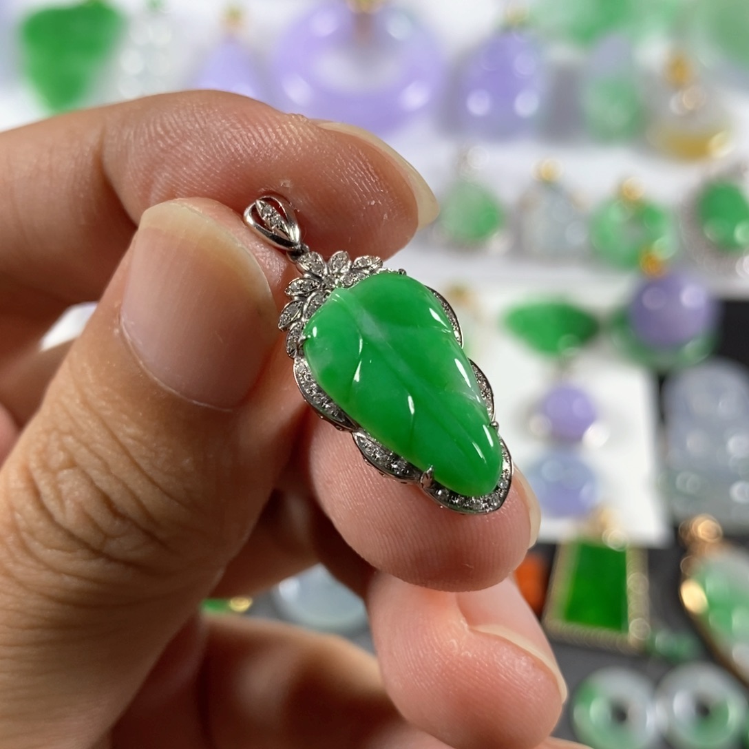 翡翠颈饰18K金镶嵌月*翡翠