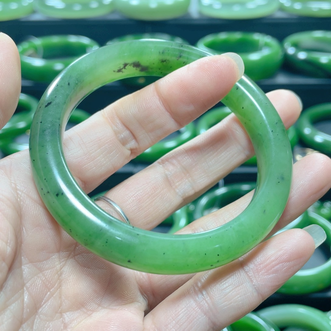 和田玉（碧玉）手镯未镶嵌人****见