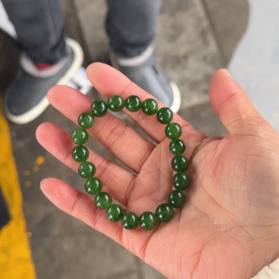 和田玉手链未镶嵌俄罗斯卡10冰辣阳绿，小点