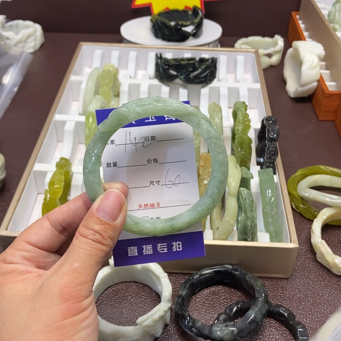 蛇纹石玉手镯未镶嵌
