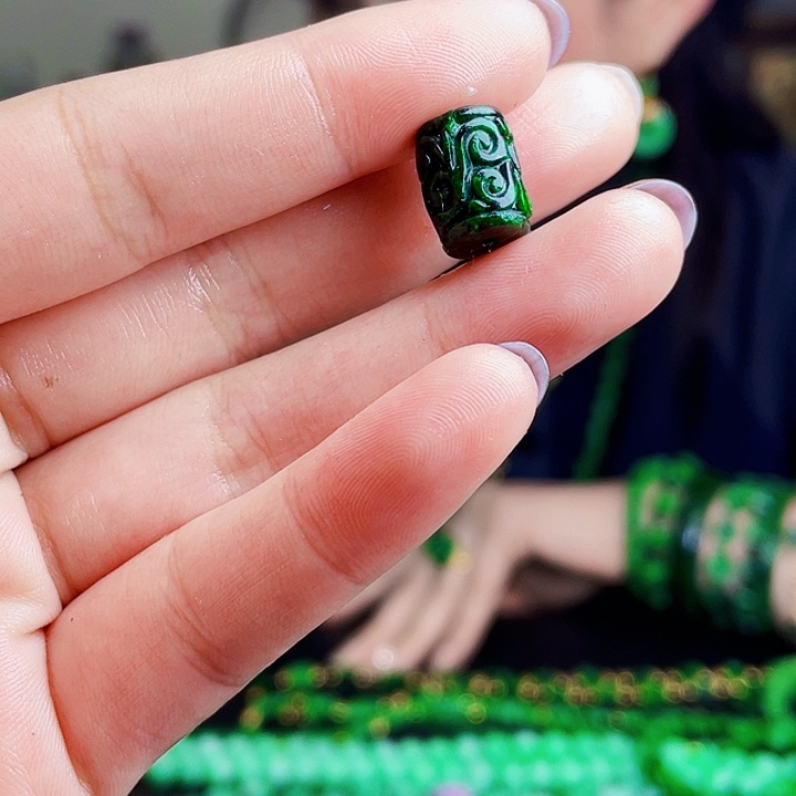 翡翠未镶嵌颈饰多样性