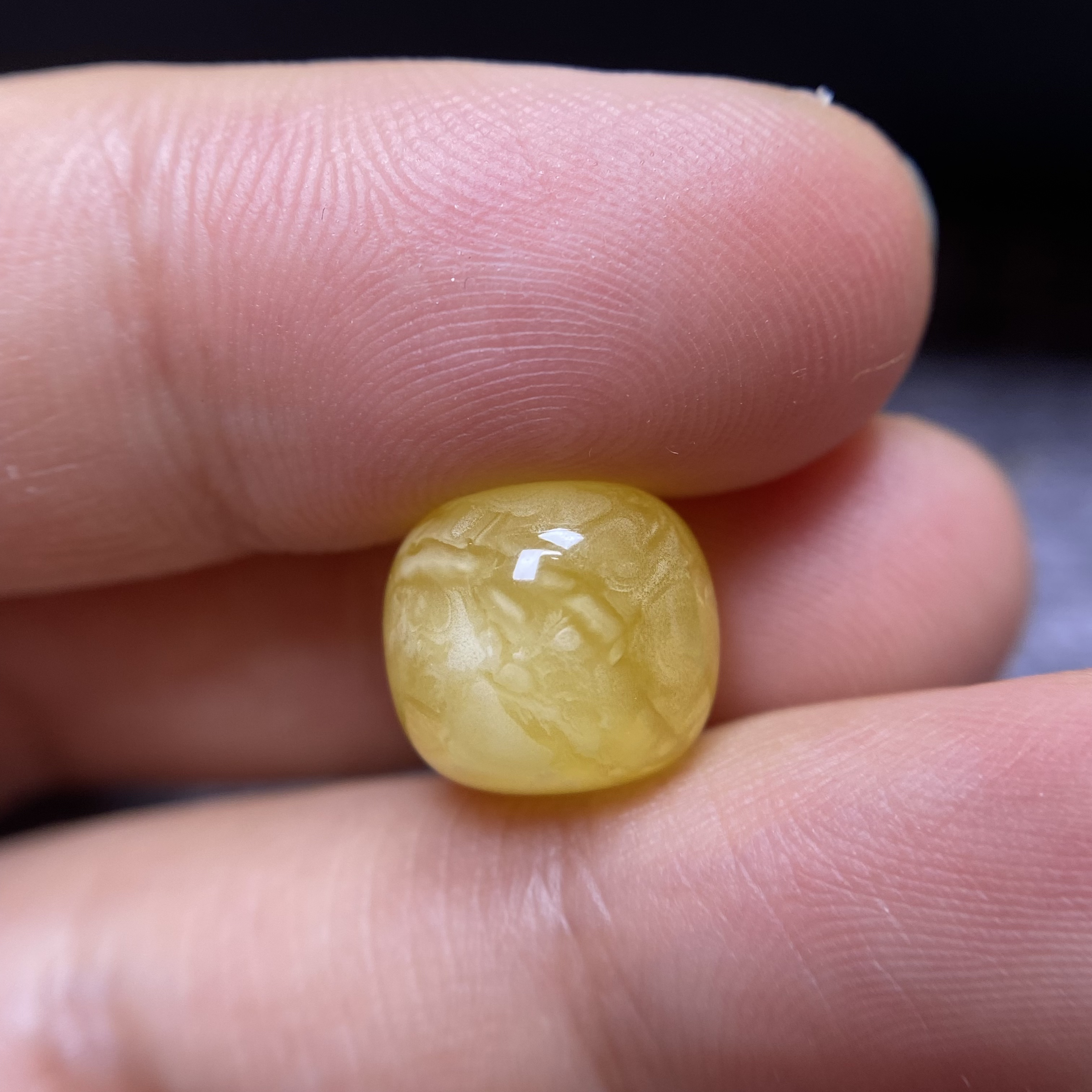 蜜蜡鸡油黄飘花老型配饰11.0×10.0mm，无优化杂裂保天然