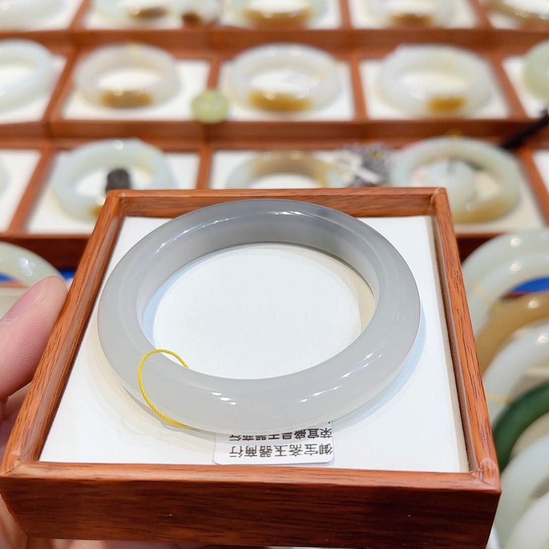 和田玉手镯未镶嵌白冰一口紫