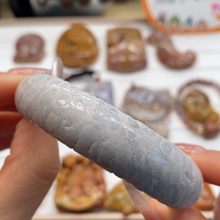 硅化玉手镯未镶嵌有骨骼花。建议不要拍