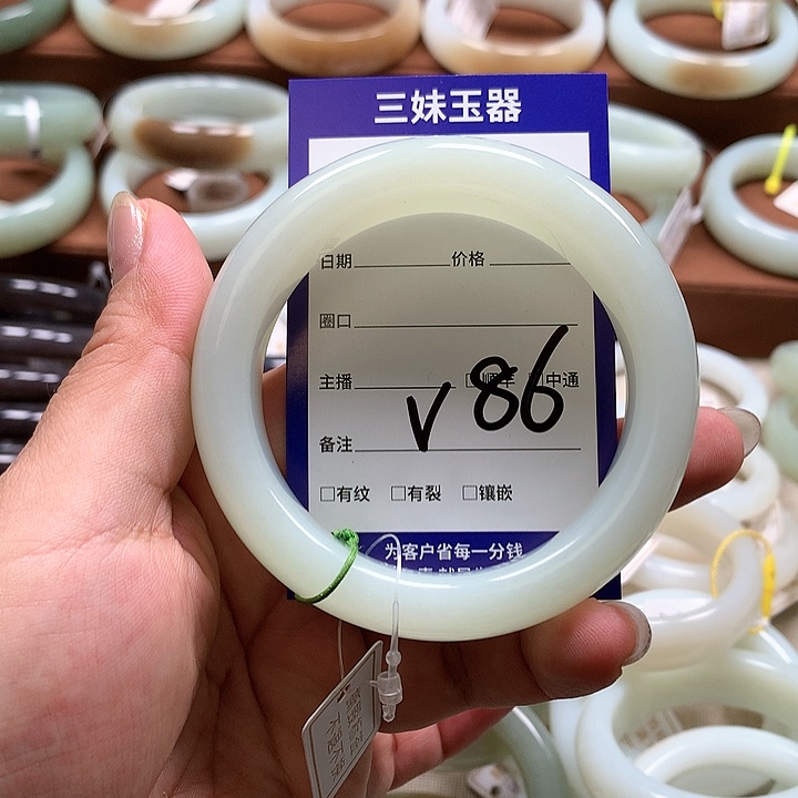 【闪购商品】和田玉手镯未镶嵌依*?