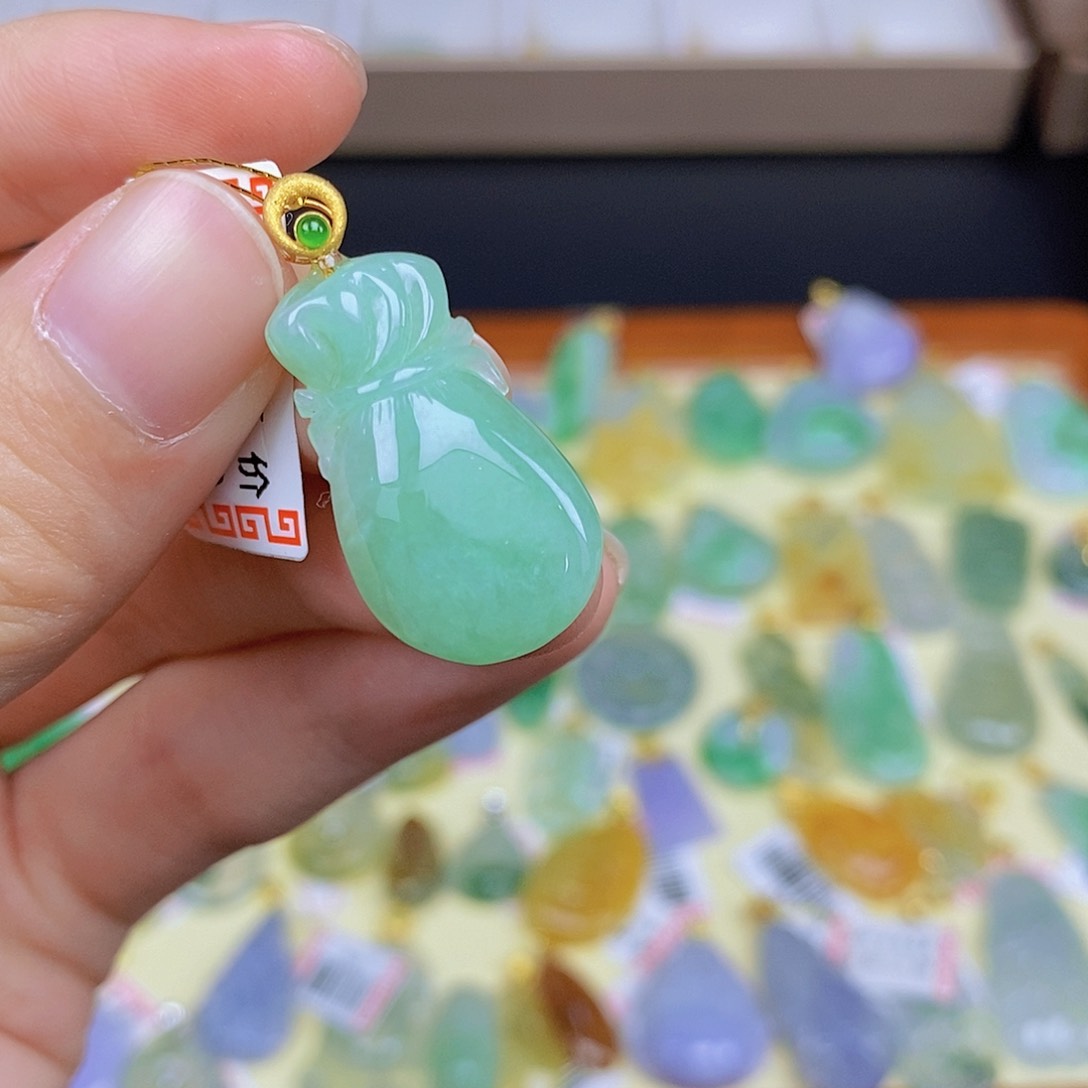 翡翠颈饰18K金镶嵌翡翠