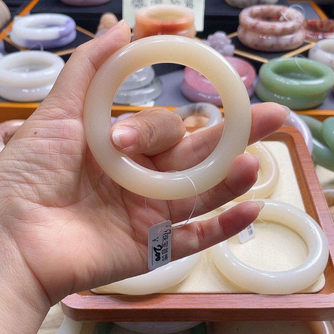 未镶嵌手镯石英岩玉优****_