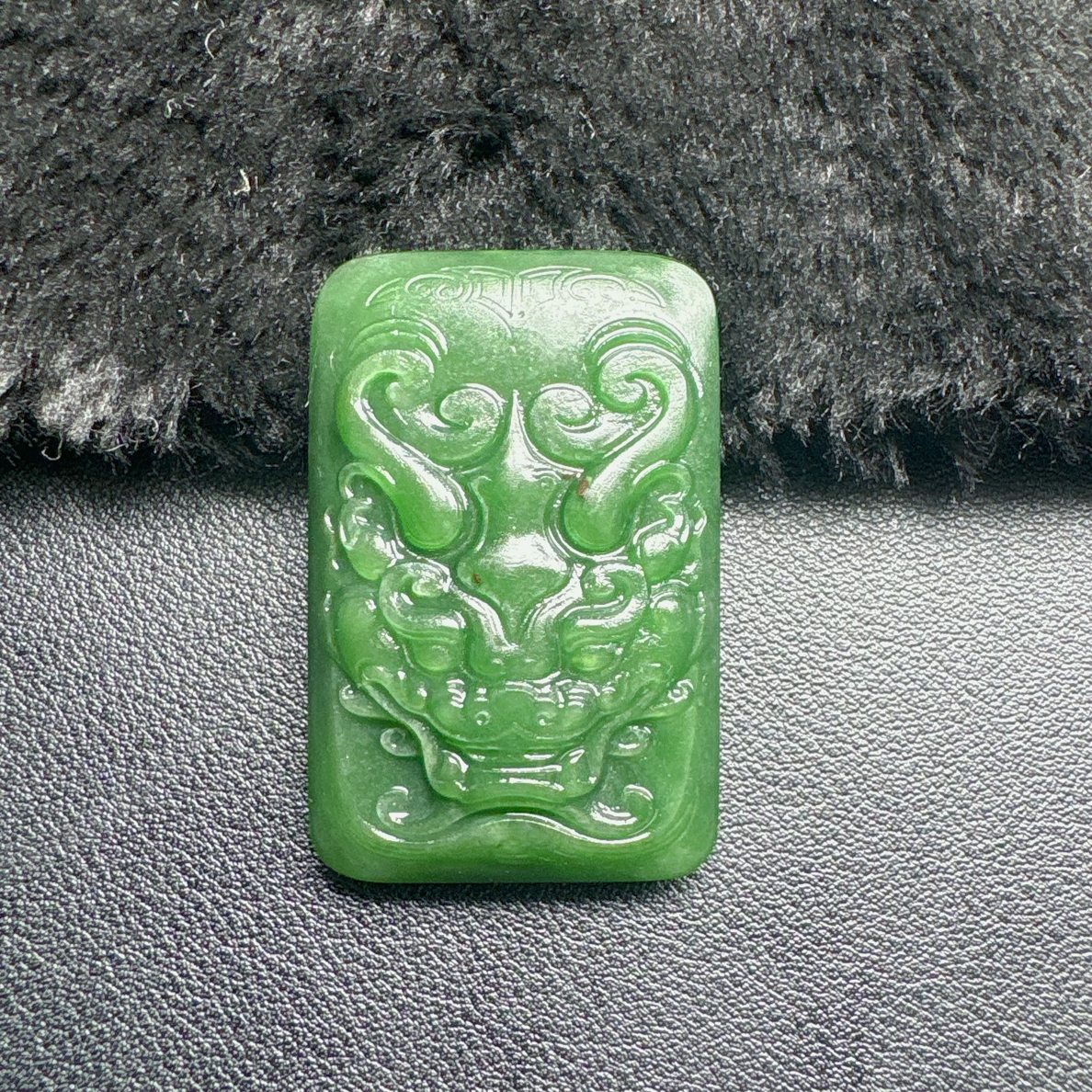 和田玉碧玉菠菜绿守护牌子