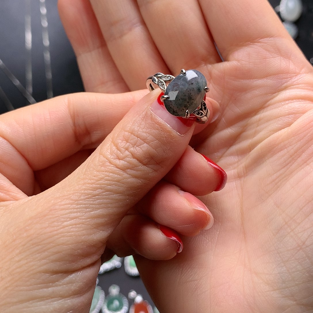 翡翠颈饰未镶嵌戒指