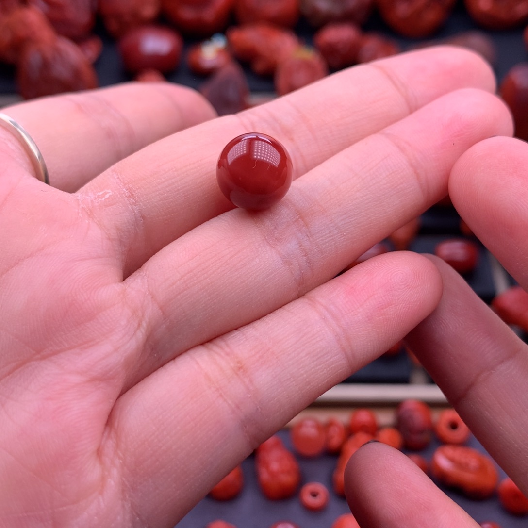 南红玛瑙未镶嵌原矿高品圆珠10.8mm