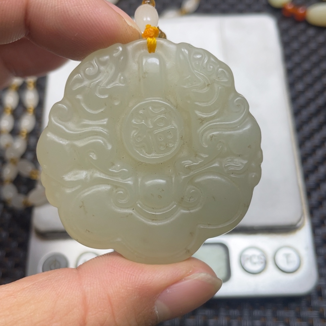 骑***女和田玉未镶嵌颈饰