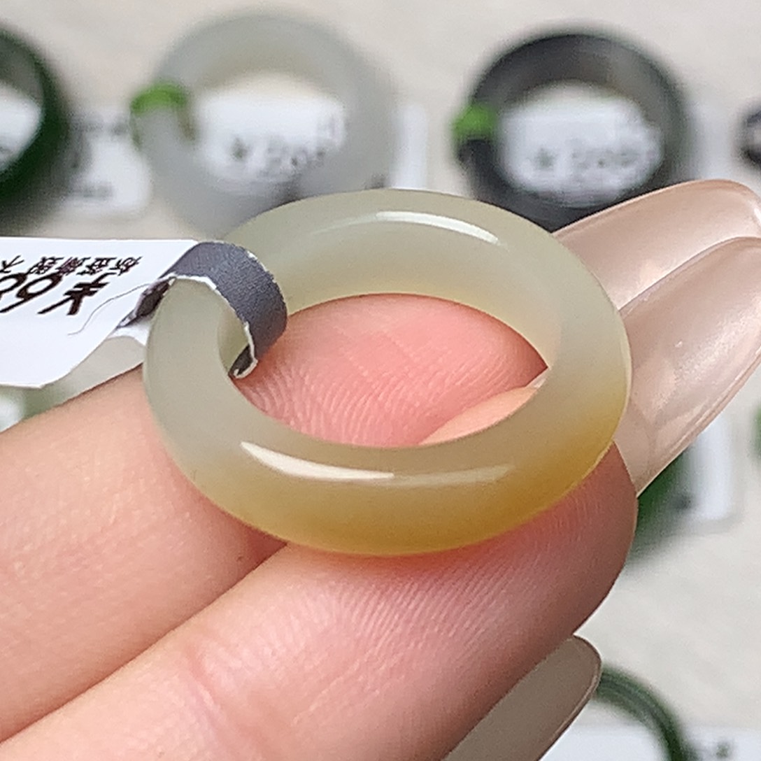 未镶嵌戒指和田玉