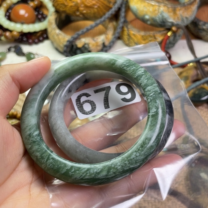 上***秋未镶嵌岫岩河磨玉（透闪石质玉）把件
