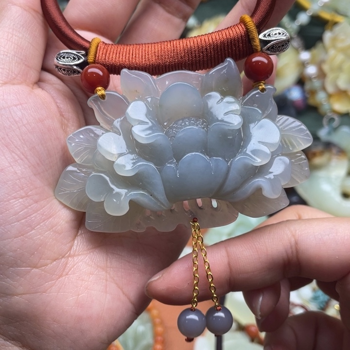 蛇纹石玉吊坠合金