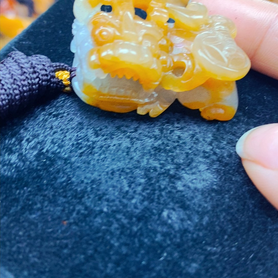 未镶嵌石英质玉（黄龙玉）颈饰