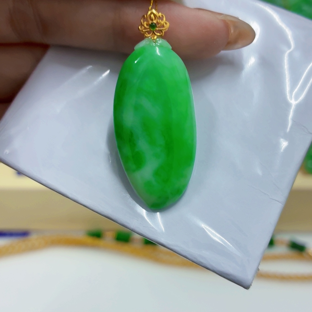 翡翠18K金镶嵌颈饰