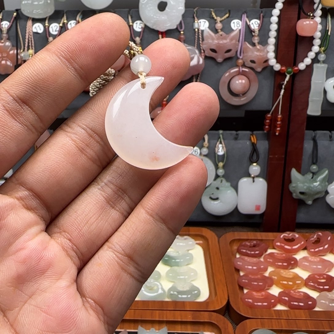 颈饰未镶嵌石英岩玉