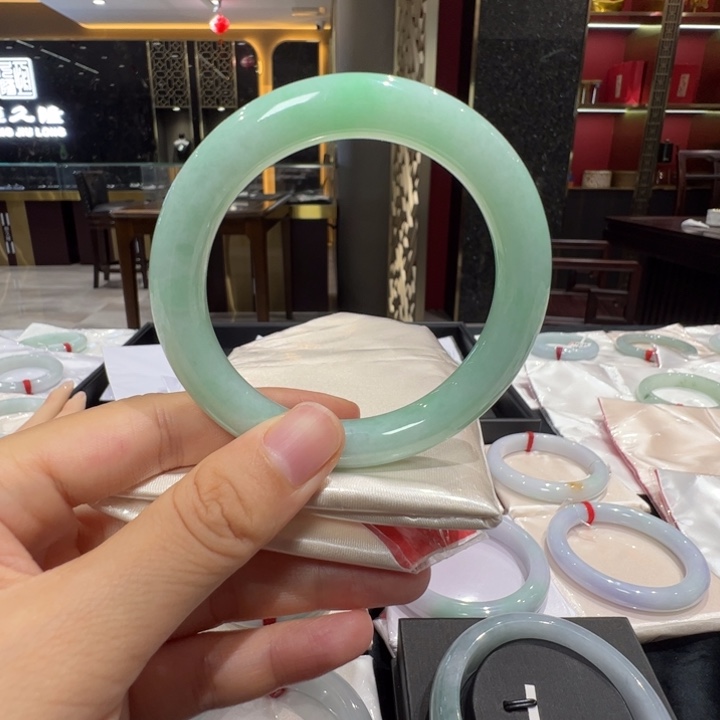翡翠未镶嵌手镯满绿圆条56