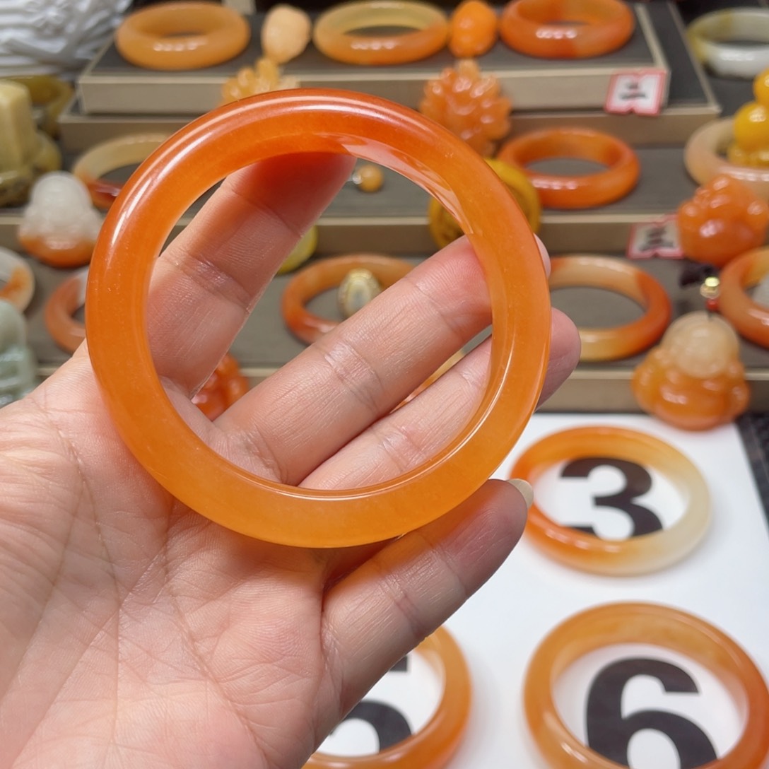 未镶嵌石英质玉（黄龙玉）手镯只****你