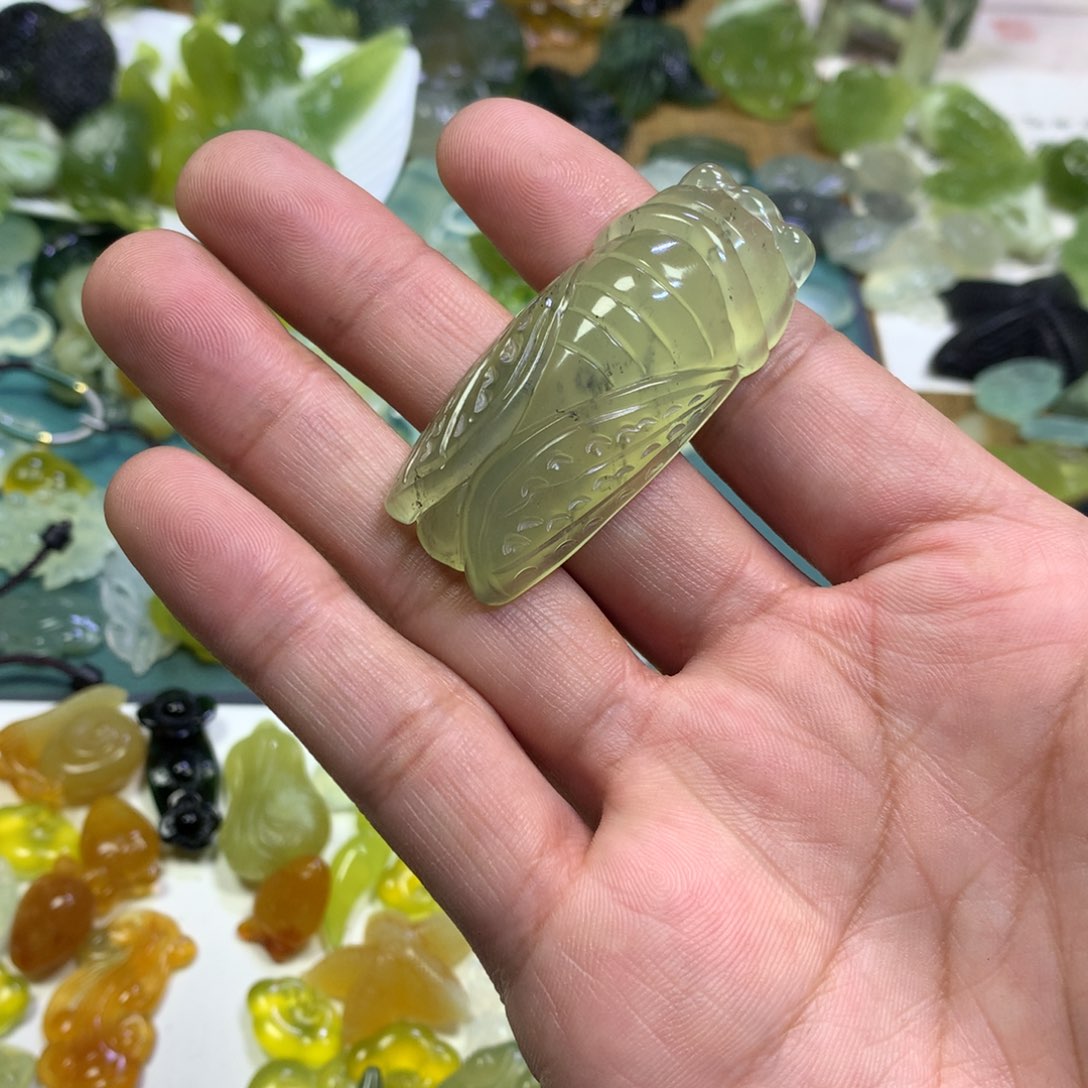 岫玉颈饰未镶嵌蝉