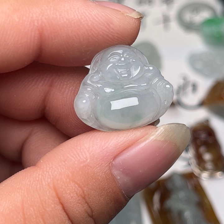 翡翠未镶嵌颈饰佛
