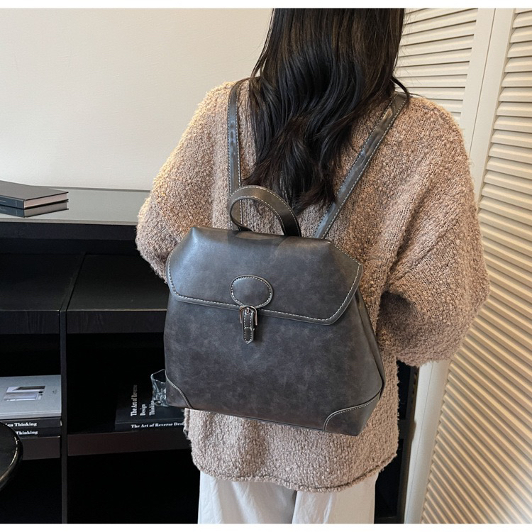 休闲时尚潮流款双肩包