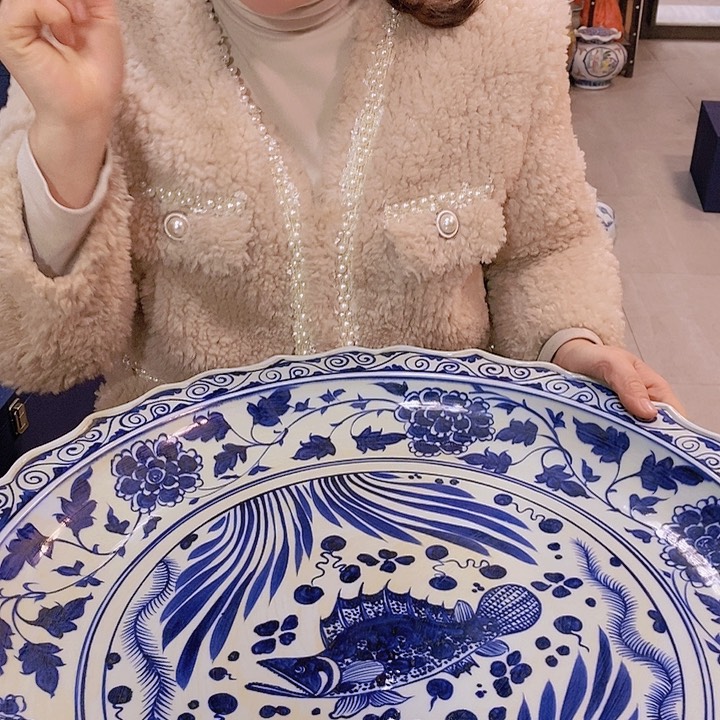 瓷片瓷器和瓷器上刻了许多