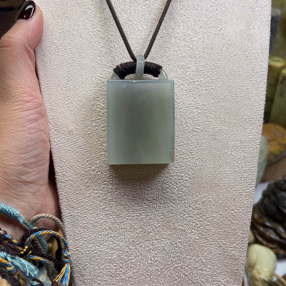 岫玉未镶嵌颈饰灰冰料无事牌