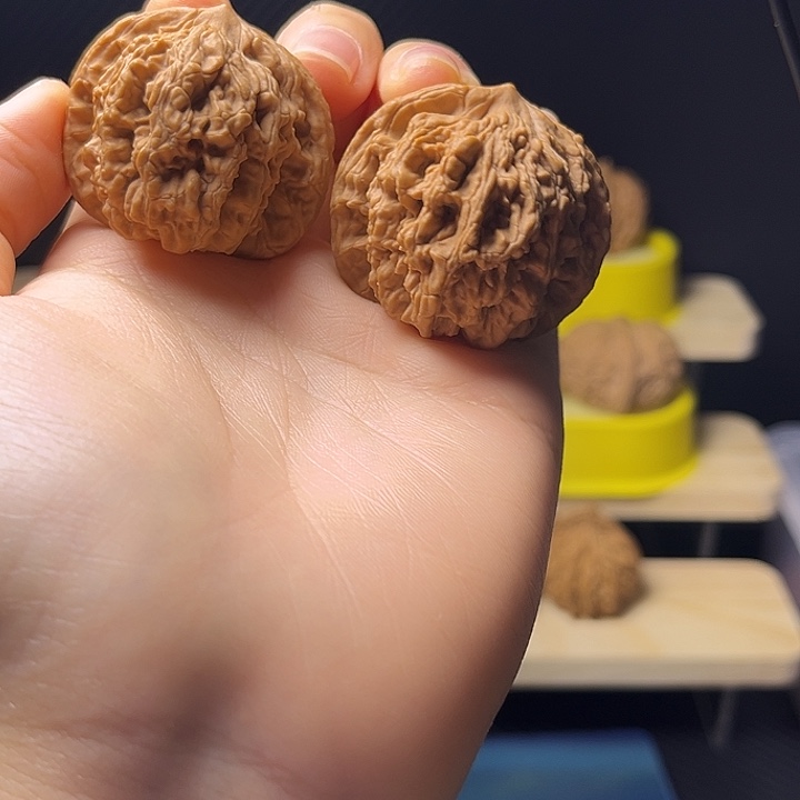 文玩核桃吊坠虎头