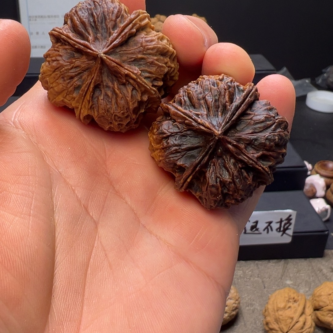 文玩核桃吊坠麒麟大花四棱39mm