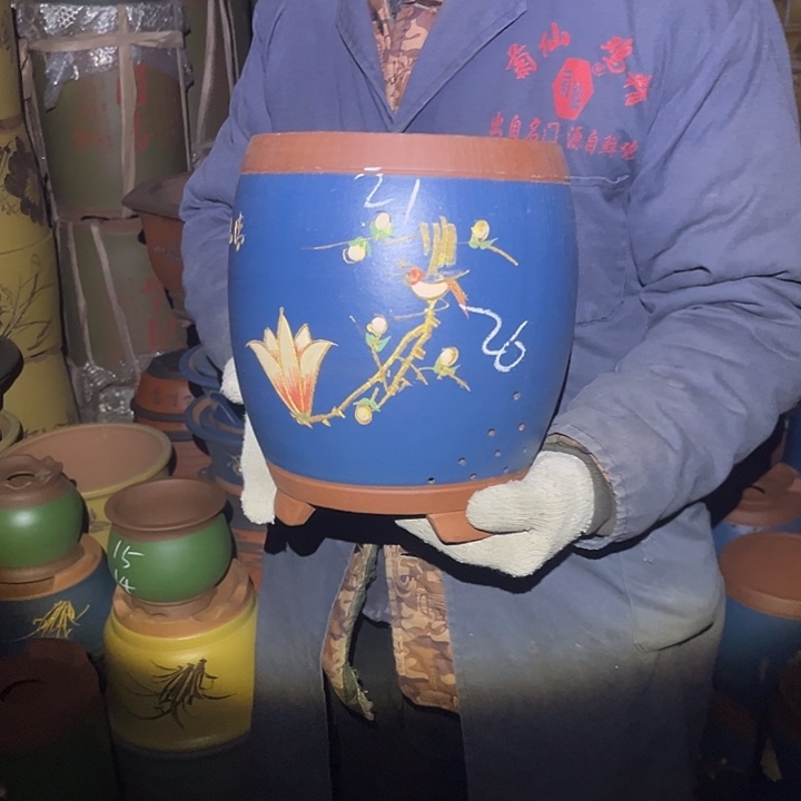 紫砂花盆紫砂花盆和红砖墙