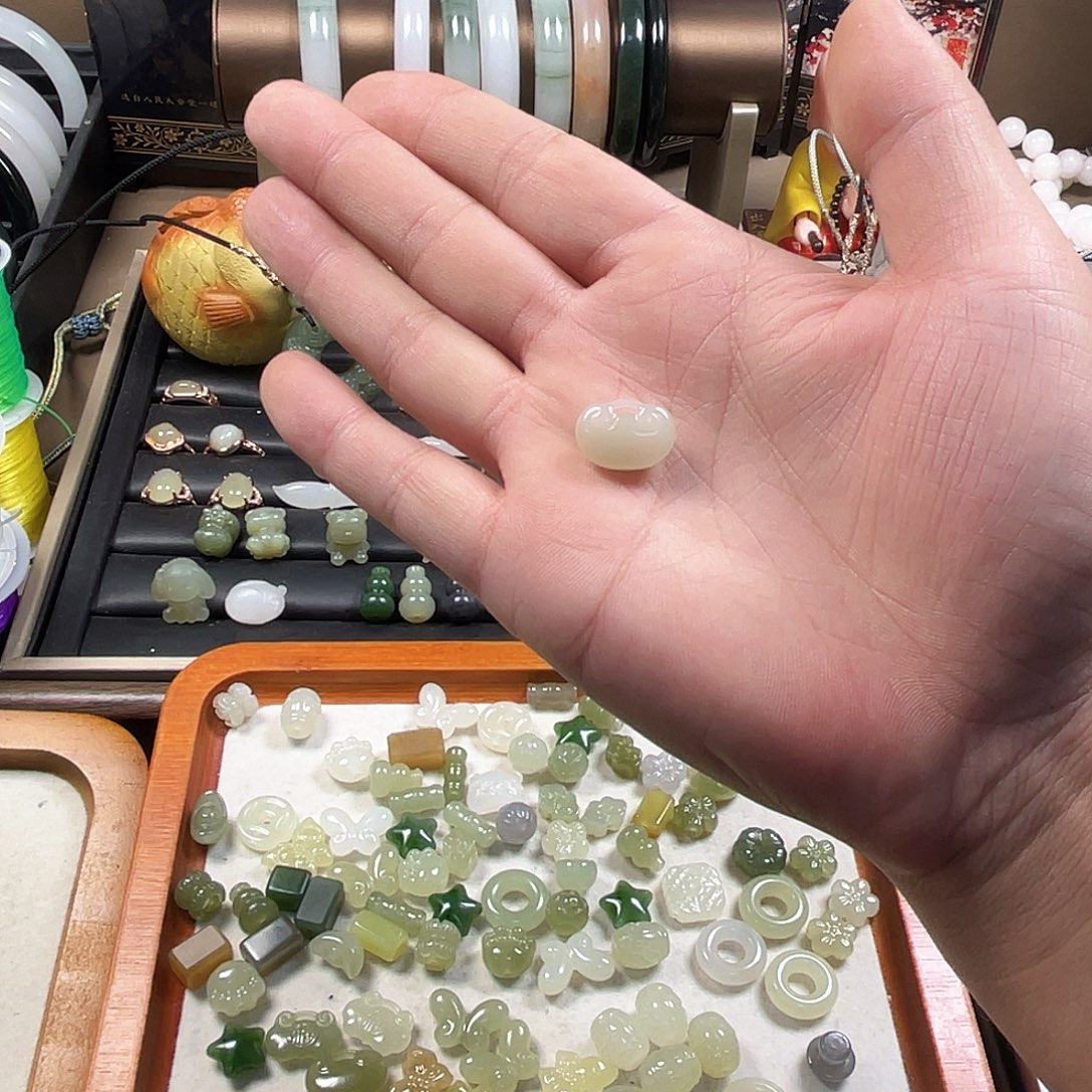 霸***主和田玉未镶嵌颈饰