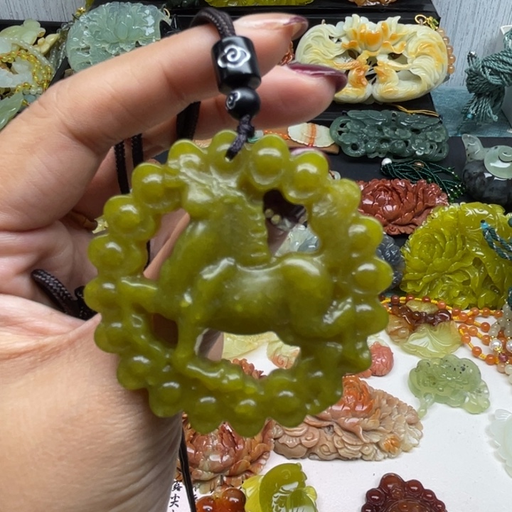 蛇纹石玉未镶嵌颈饰