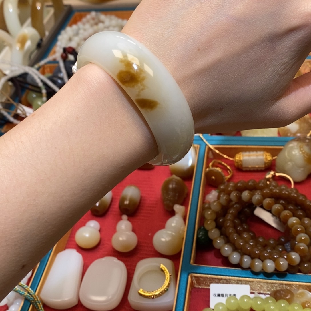 和田玉未镶嵌手镯