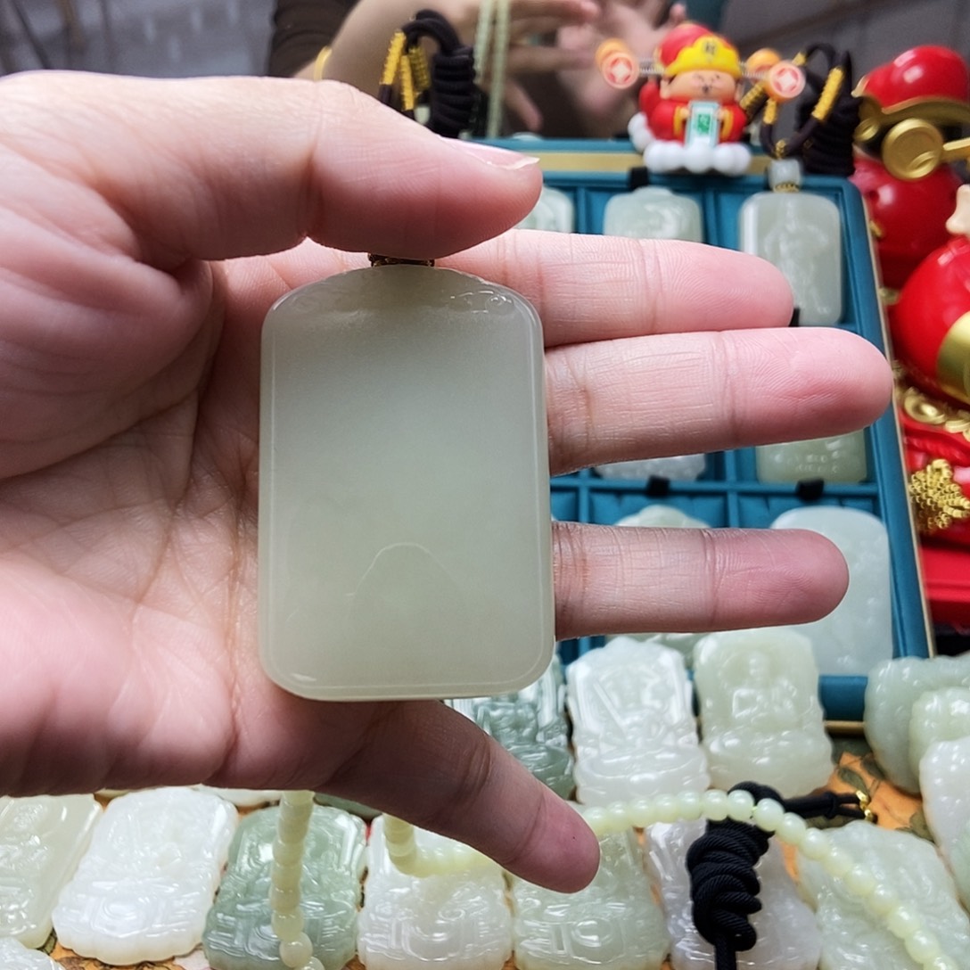 和田玉颈饰未镶嵌坚***福