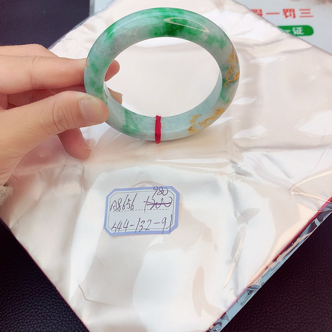 翡翠手镯未镶嵌翡翠