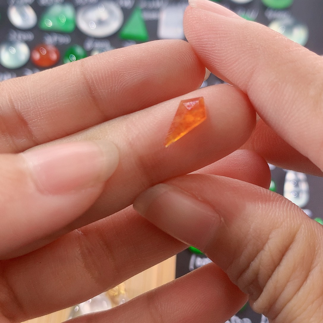 【闪购商品】翡翠颈饰未镶嵌切割