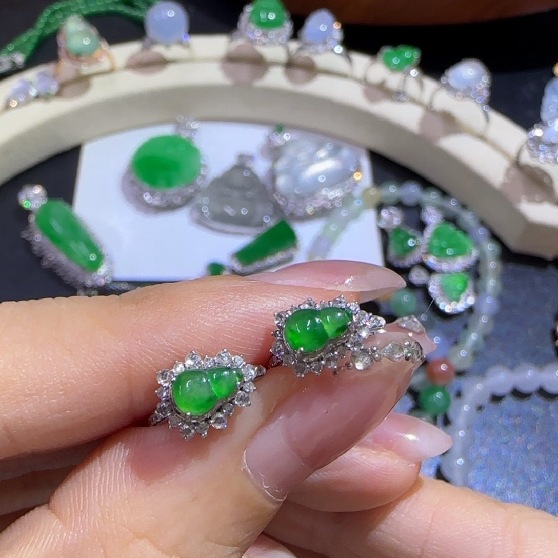 雅***沁翡翠18K金镶嵌颈饰精品