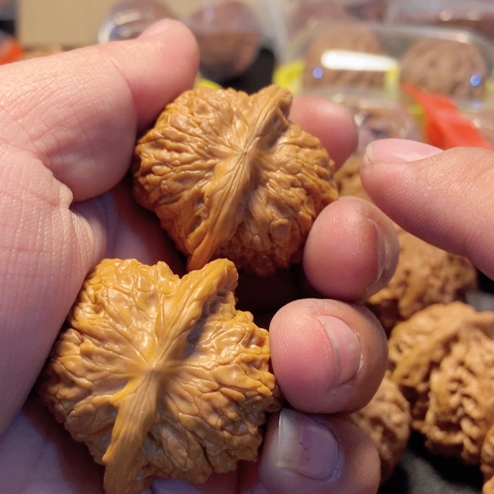 文玩核桃吊坠血麒麟