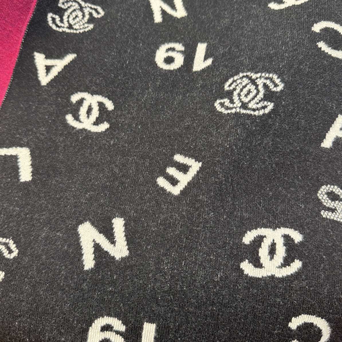 95新 Chanel/香奈儿 chanel黑白拼色logo围巾