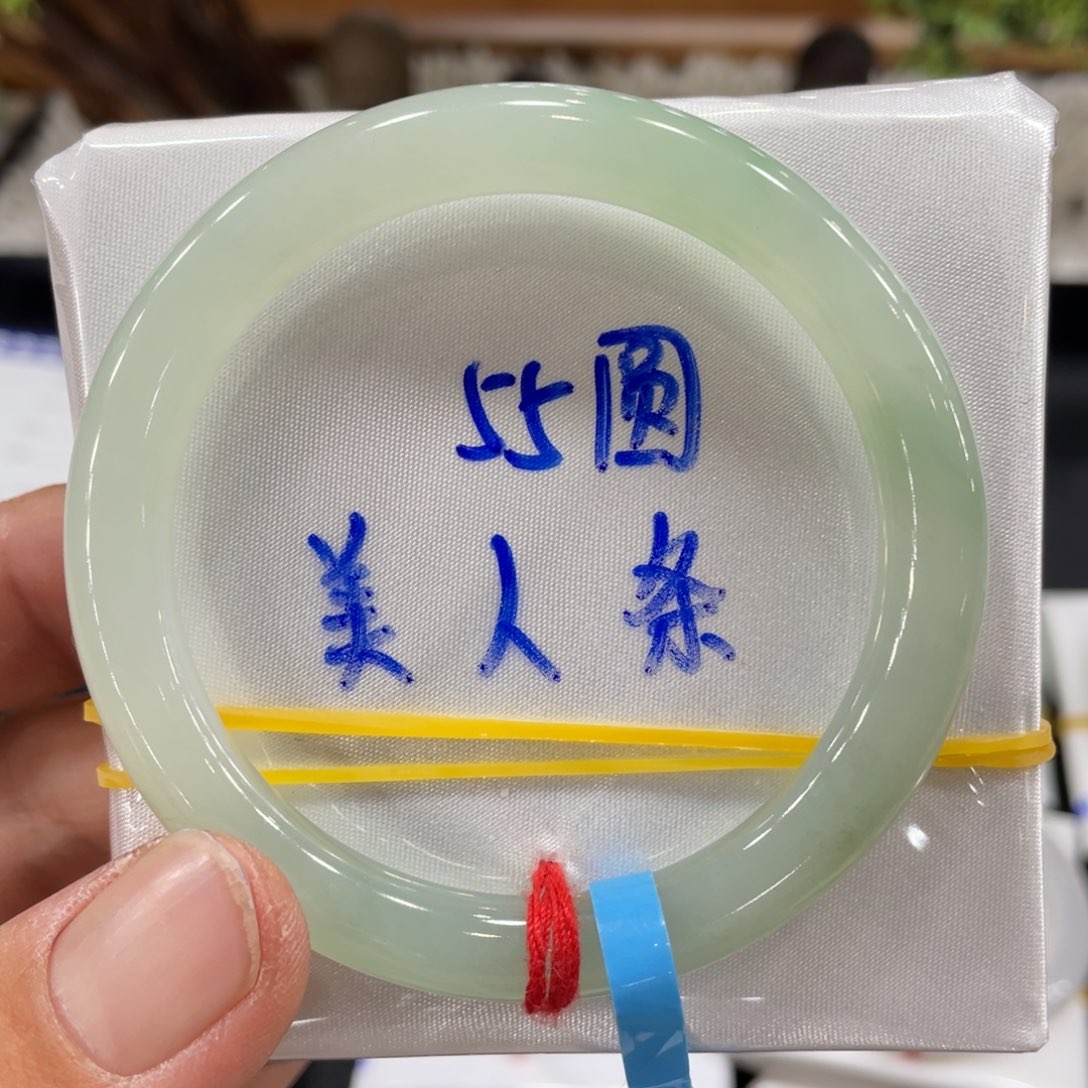 翡翠手镯未镶嵌翡翠